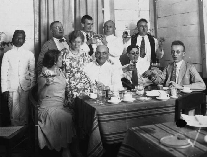 Orang Belanda makan antara tahun 1930-1939.
