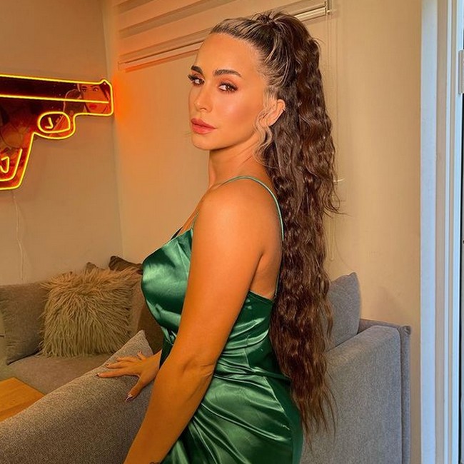 Meski begitu, Orin pun kerap tampil glamour dengan menggunakan dress seksi dan full makeup. Foto: dok. Instagram/@orin_julie