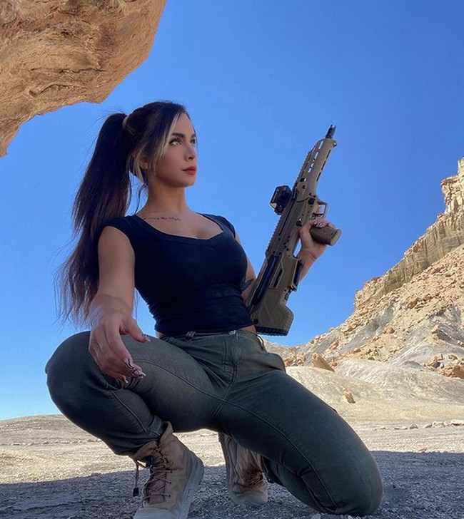 Di Instagramnya, Orin kerap menunjukkan potretnya sambil membawa senapan panjang. Penampilan kerap jadi sorotan karena wanita asal Israel itu kerap menggunakan busana-busana seksi. Foto: dok. Instagram/@orin_julie