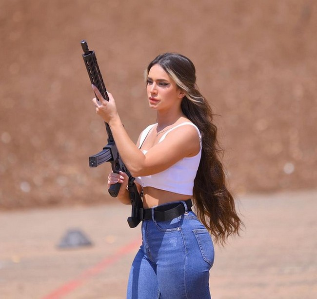 Orin sebelumnya bekerja sebagai Pasukan Pertahanan Israel. Dia sudah terbiasa menggunakan senjata berselaras panjang. Foto: dok. Instagram/@orin_julie