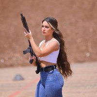 Orin sebelumnya bekerja sebagai Pasukan Pertahanan Israel. Dia sudah terbiasa menggunakan senjata berselaras panjang. Foto: dok. Instagram/@orin_julie