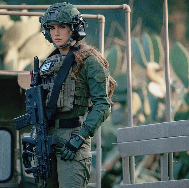 Dress dan high heels terlihat keren, tapi aku lebih memilih menggunakan pakaian ini dibanding pakaian apapun begitu keterangan fotonya di Instagram. Foto: dok. Instagram/@orin_julie