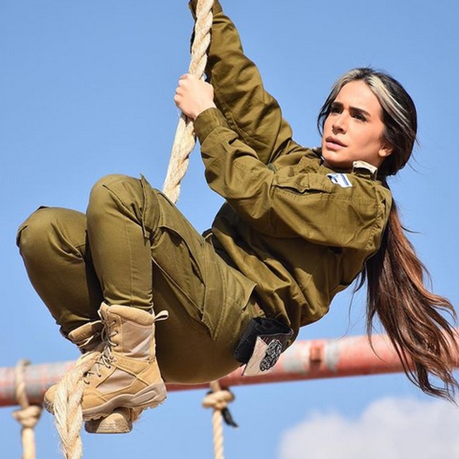 Tak jarang di Instagramnya, Orin masih sering menggunakan pakaian militer. Menurutnya, pakaian tersebut lebih membuatnya nyaman dibanding menggunakan dress. Foto: dok. Instagram/@orin_julie