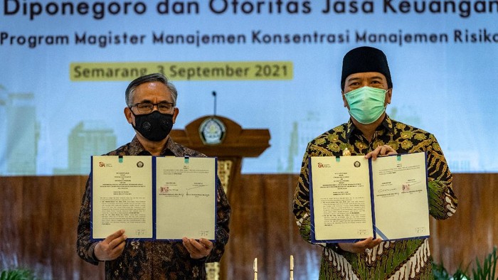 PELUNCURAN PROGRAM MAGISTER KERJA SAMA UNDIP DAN OJK Ketua Dewan Komisioner Otoritas Jasa Keuangan (OJK) Wimboh Santoso memberikan orasi ilmiah usai menandatangani nota kesepahaman kerja sama OJK dan Undip saat peluncuran Program Magister Manajemen - Konsentrasi Manajemen Risiko Fakultas Ekonomika dan Bisnis di Semarang, Jawa Tengah, Jumat (3/9/2021). Program pendidikan setingkat pascasarjana atau magister yang pertama dibuka di Indonesia tersebut sebagai bentuk program pengembangan SDM guna mendukung peningkatan kualitas pegawai OJK serta industri jasa keuangan
, dimana OJK memberikan beasiswa kepada pegawainya yang mengikuti program itu. ANTARA FOTO/Aji Styawan/aww.