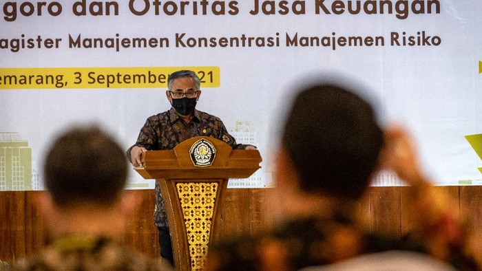 PELUNCURAN PROGRAM MAGISTER KERJA SAMA UNDIP DAN OJK Ketua Dewan Komisioner Otoritas Jasa Keuangan (OJK) Wimboh Santoso memberikan orasi ilmiah usai menandatangani nota kesepahaman kerja sama OJK dan Undip saat peluncuran Program Magister Manajemen - Konsentrasi Manajemen Risiko Fakultas Ekonomika dan Bisnis di Semarang, Jawa Tengah, Jumat (3/9/2021). Program pendidikan setingkat pascasarjana atau magister yang pertama dibuka di Indonesia tersebut sebagai bentuk program pengembangan SDM guna mendukung peningkatan kualitas pegawai OJK serta industri jasa keuangan
, dimana OJK memberikan beasiswa kepada pegawainya yang mengikuti program itu. ANTARA FOTO/Aji Styawan/aww.