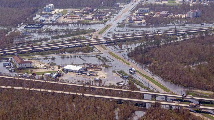 Badai Ida menyebabkan banjir bandang dan menewaskan sedikitnya 41 orang di wilayah New York, Amerika Serikat. Begini penampakan banjirnya.