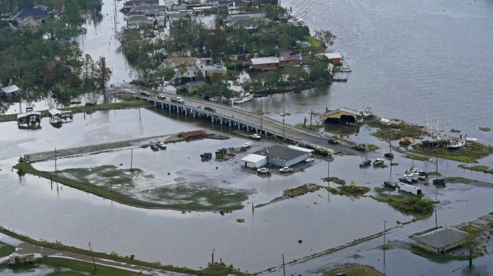 Penampakan Banjir Akibat Badai Ida yang Tewaskan Puluhan Orang di AS Badai Ida menyebabkan banjir bandang dan menewaskan sedikitnya 41 orang di wilayah New York, Amerika Serikat. Begini penampakan banjirnya.