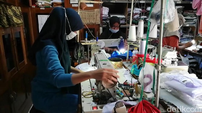 Pengusaha seragam sekolah di Pasuruan meraup lebih banyak cuan dengan digelarnya pembelajaran tatap muka (PTM). Pesanan naik sehingga omzetnya meroket.