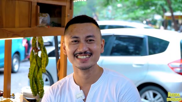 Penjual Angkringan Ganteng dan Kece Ini Bikin Pembeli Salah Fokus