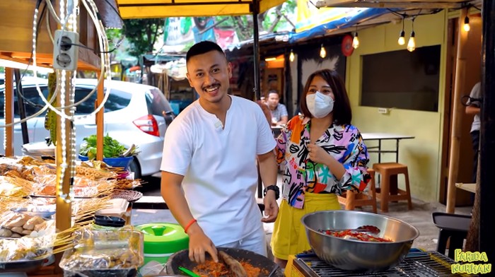 Penjual angkringan ganteng Penjual Angkringan Ganteng dan Kece Ini Bikin Pembeli Salah Fokus