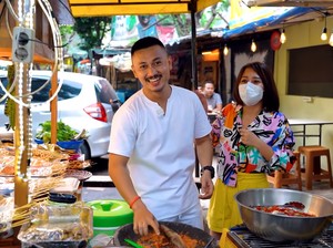 Penjual Angkringan Ganteng dan Kece Ini Bikin Pembeli Salah Fokus