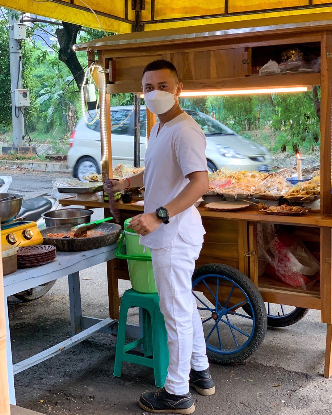 Penjual Angkringan Ganteng dan Kece Ini Bikin Pembeli Salah Fokus