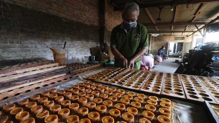 PERAJIN GULA MERAH PERKECIL UKURAN Perajin mencetak gula merah berukuran kecil di Desa Nambaan, Kediri, Jawa Timur, Jumat (3/9/2021). Perajin gula merah di tempat tersebut melakukan inovasi dengan memperkecil ukuran gula merah dari sebelumnya seberat 500 gram per buah menjadi ukuran kecil seberat 35 gram per buah agar lebih mudah diterima pasar seiring menurunnya permintaan saat pandemi COVID-19. ANTARA FOTO/Prasetia Fauzani/aww.
