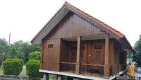Wisatawan juga bisa melihat rumah adat betawi. Melihat situs perkampungan budaya betawi, jenis-jenis rumah adat betawi yang masih sering dijumpai hingga saat ini adalah rumah panggung, rumah budang, rumah joglo dan kebaya.