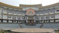 Ada pula Ampitheater yang digunakan untuk pertunjukan kehidupan, hiburan hingga pertunjukan seni. 