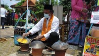 Sementara, potensi kulinernya tak kalah menarik. Ada kerak telor, nasi uduk, semur jengkol, toge goreng hingga bir pletok. 