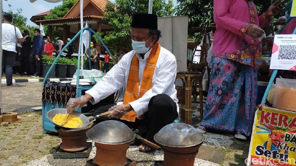 Sementara, potensi kulinernya tak kalah menarik. Ada kerak telor, nasi uduk, semur jengkol, toge goreng hingga bir pletok. Sementara, potensi kulinernya tak kalah menarik. Ada kerak telor, nasi uduk, semur jengkol, toge goreng hingga bir pletok.