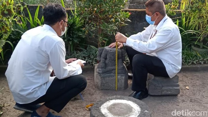 Petugas BPCB Jateng mengecek temuan batu candi di Klaten, Jumat (3/9/2021).