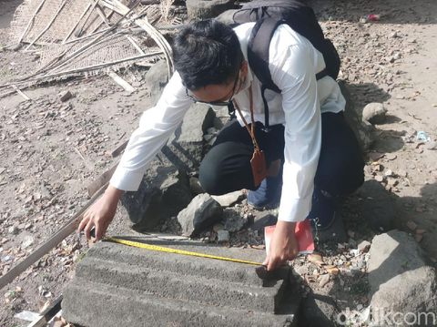 Petugas BPCB Jateng mengecek temuan batu candi di Klaten, Jumat (3/9/2021).