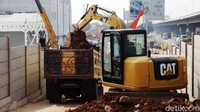 Alat berat terus mengeruk dan meratakan tanah yang akan digunakan sebagai depo LRT Jabodebek.
