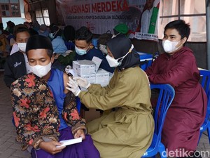Dibantu Relawan, 3.200 Warga Banyuwangi Divaksin Dalam 5 Jam di 2 Titik