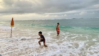Berenang di Pantai Pandawa
