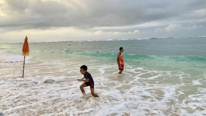 Berenang di Pantai Pandawa