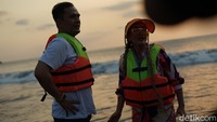 Keduanya terlihat memaksimalkan waktu buat menikmati penghujung hari. (Foto: Hanif/detikcom) 