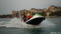 Saipul Jamil bersenang-senang dengan Indah Sari naik jetski. (Foto: Hanif/detikcom) 