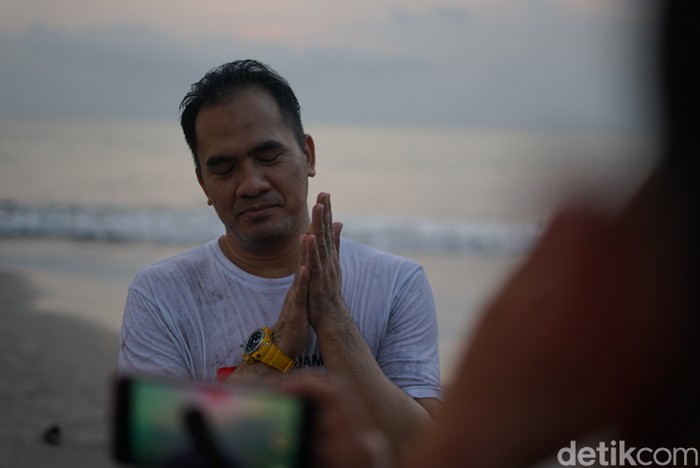 Saipul Jamil Saipul Jamil rayakan kebebasan dengan chilling di pantai.