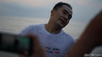 Saipul Jamil sempat berseloroh dia ingin mandi air laut karena sudah terlalu lama mandi dengan air penjara. (Foto: Hanif/detikcom) 