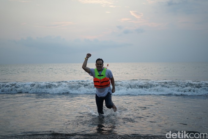 Saipul Jamil rayakan kebebasan dengan chilling di pantai.