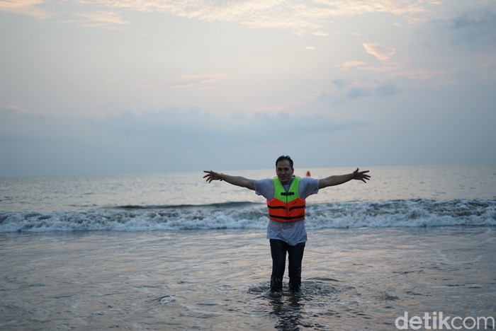 Saipul Jamil Saipul Jamil rayakan kebebasan dengan chilling di pantai.