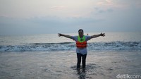 Saipul Jamil bebas murni 2 September 2021. Dia pun langsung menuju Serang, Banten, dan menghabiskan sore di pantai. (Foto: Hanif/detikcom) 