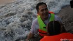 10 Potret Saipul Jamil Buang Sial, Mandi Air Laut dan Chill di Pantai