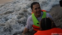Usai upacara tersebut dia dan Indah Sari pergi ke pantai Anyer. (Foto: Hanif/detikcom) 