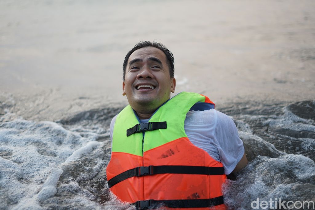 Saipul Jamil rayakan kebebasan dengan chilling di pantai.