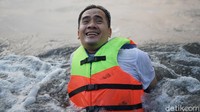 Ekspresi Saipul Jamil yang akhirnya mandi dengan air laut. (Foto: Hanif/detikcom) 