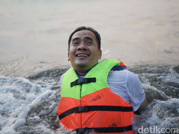 10 Potret Saipul Jamil Buang Sial, Mandi Air Laut dan Chill di Pantai
