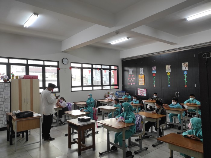Sekolah Tatap Muka di SDN 03 Palmerah Jakbar