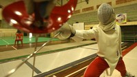 Atlet cabang olahraga (cabor) anggar Aceh Ummi Nadra mengikuti latihan untuk persiapan PON XX di GOR KONI, Banda Aceh, Aceh, Jumat (3/9/2021). ANTARA FOTO/Irwansyah Putra  