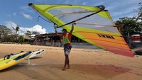 Atlet layar Bali I Gusti Made Oka Sulaksana mengangkat layar saat latihan di Pantai Duyung, Sanur, Denpasar, Bali, Jumat (3/9/2021). ANTARA FOTO/Nyoman Hendra Wibowo  