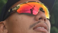 Refleksi atlet voli pasir Sumbar, Sony Mandala Putra, pada kacamata rekan setimnya Alan Rumianda saat latihan, di Pantai Ujung Batu, Padang, Sumatera Barat, Jumat (3/9/2021). ANTARA FOTO/Iggoy el Fitra  