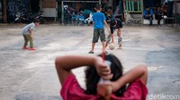 Bermain dengan teman sebaya bisa menjadi pelepas penat sepulang sekolah, selama kegiatan yang dilakukan positif.