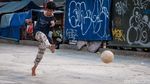 Semringah Anak-anak Bermain Bola di Masa PPKM