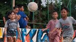Semringah Anak-anak Bermain Bola di Masa PPKM