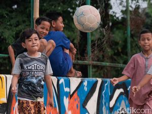 Semringah Anak-anak Bermain Bola di Masa PPKM