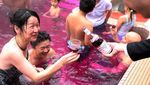 Begini Sensasi Mandi Anggur Merah di Jepang