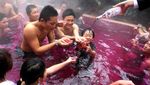 Begini Sensasi Mandi Anggur Merah di Jepang
