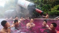 Mandi di onsen dengan air panas alami sudah jadi hal biasa. Di Yunessun Spa Resort, kamu bisa menjajal mandi dengan air anggur merah. Getty Images/Junko Kimura  